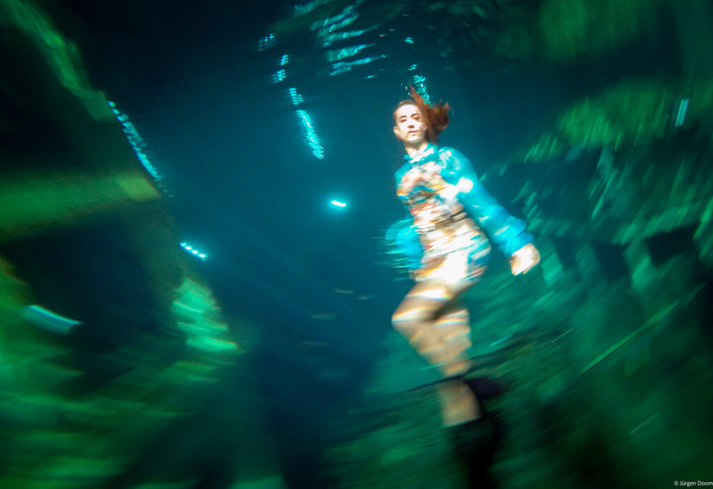 Mermaid Celine tijdens een workshop onderwaterfotografie aan studenten Narafi Foto in TODI Beringen (B Mine). Met https://www.mermaidceline.com en https://fotografiestuderen.wordpress.com