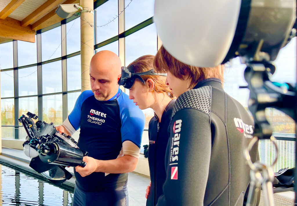 Mermaid Celine tijdens een workshop onderwaterfotografie aan studenten Narafi Foto in TODI Beringen (B Mine). Met https://www.mermaidceline.com en https://fotografiestuderen.wordpress.com