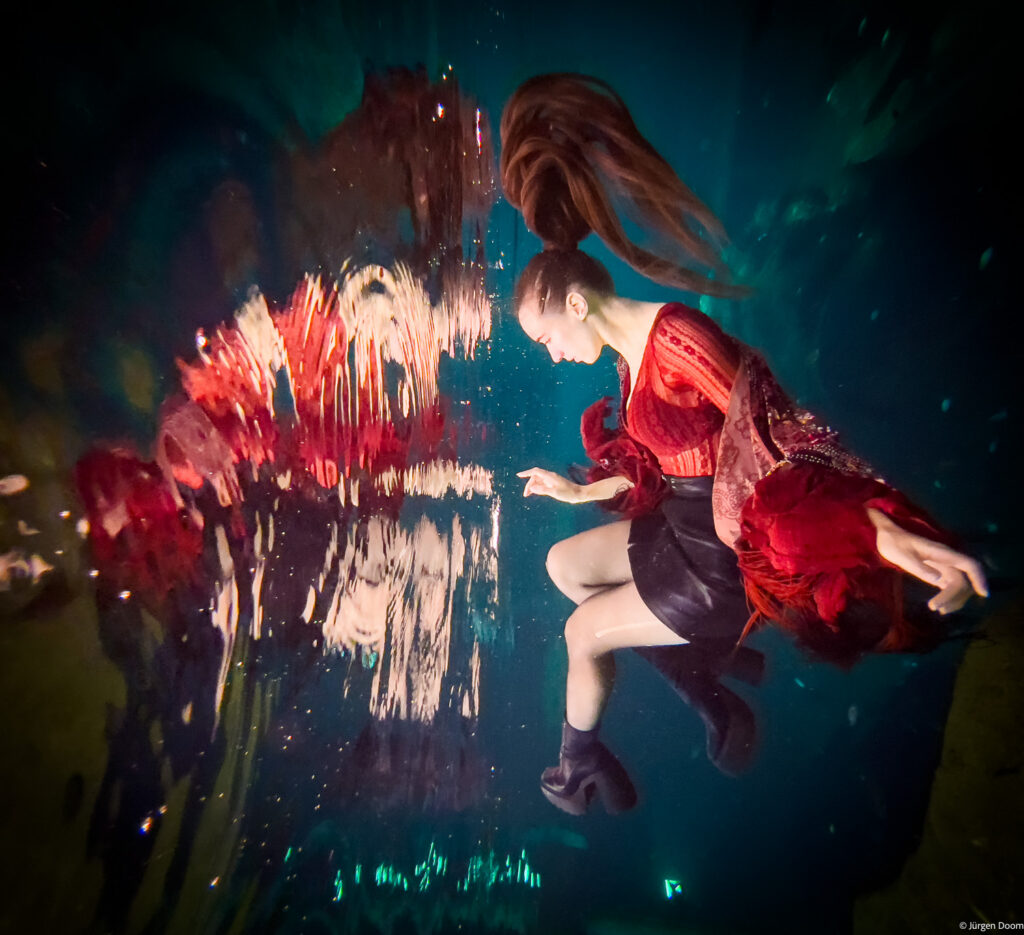 Mermaid Celine tijdens een workshop onderwaterfotografie aan studenten Narafi Foto in TODI Beringen (B Mine). Met https://www.mermaidceline.com en https://fotografiestuderen.wordpress.com