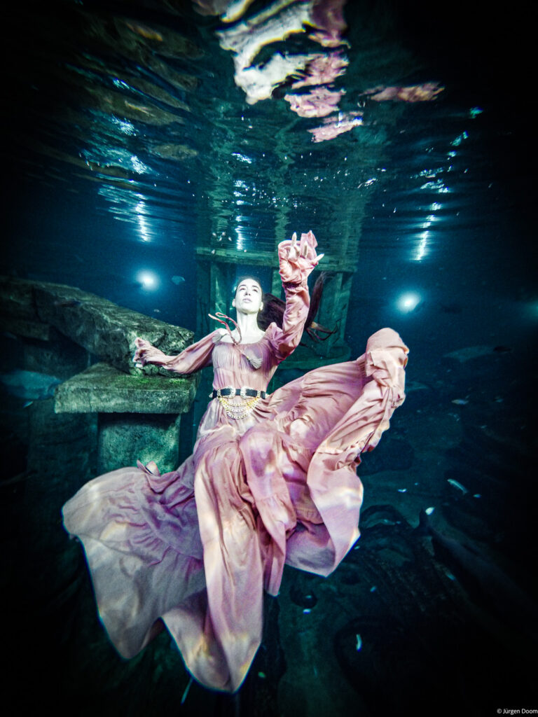 Mermaid Celine tijdens een workshop onderwaterfotografie aan studenten Narafi Foto in TODI Beringen (B Mine). Met https://www.mermaidceline.com en https://fotografiestuderen.wordpress.com