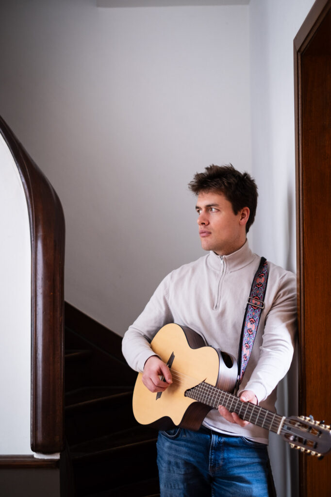 Hannes Waelkens-121 - LoRez Hannes Waelkens, gitarist, singer songwriter. Portret op locatie in een klassieke omgeving.