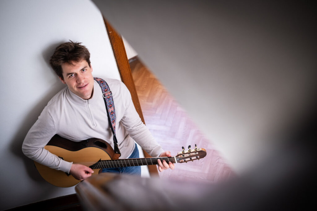 Hannes Waelkens-158 - LoRez Hannes Waelkens, gitarist, singer songwriter. Portret op locatie in een klassieke omgeving.