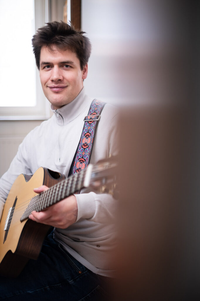 Hannes Waelkens-218 - LoRez Hannes Waelkens, gitarist, singer songwriter. Portret op locatie in een klassieke omgeving.