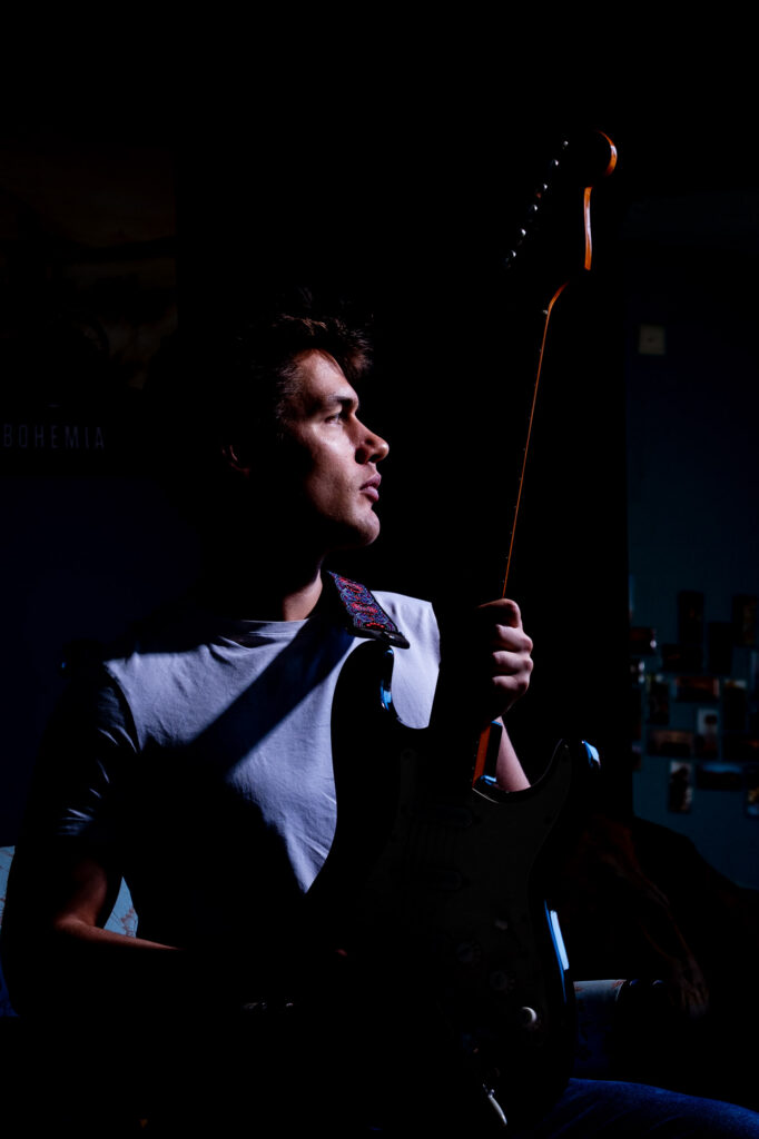 Hannes Waelkens-255 - LoRez Hannes Waelkens, gitarist, singer songwriter. Portret op locatie in een klassieke omgeving.