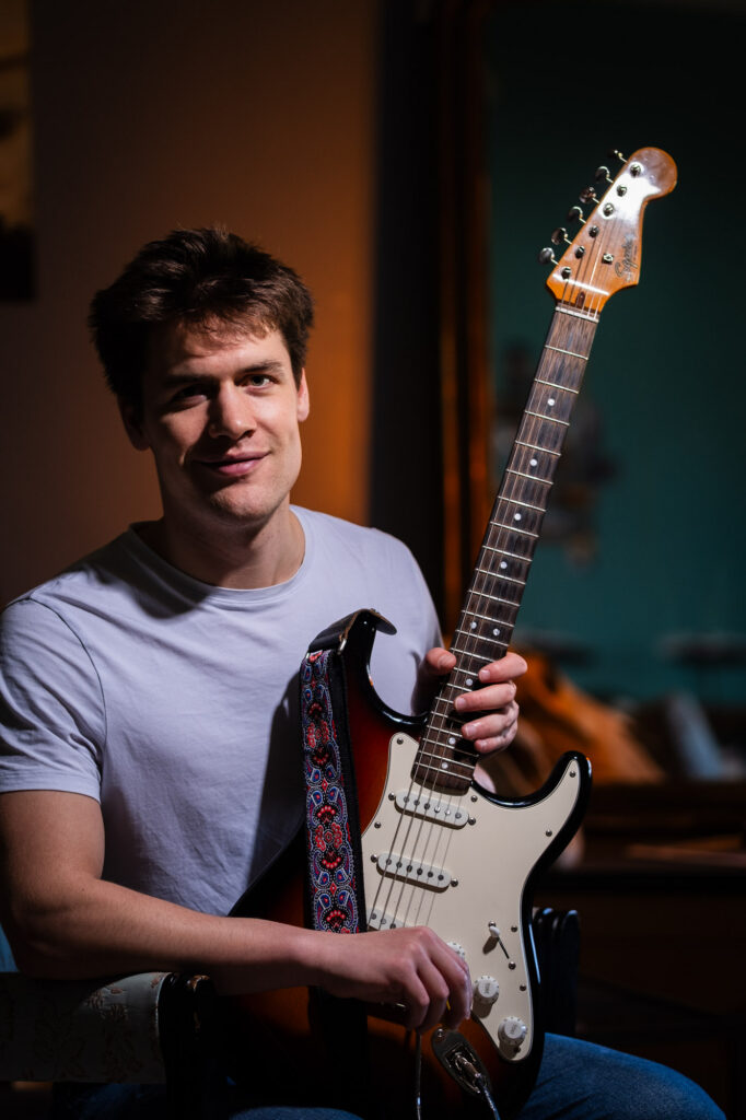 Hannes Waelkens-267 - LoRez Hannes Waelkens, gitarist, singer songwriter. Portret op locatie in een klassieke omgeving.