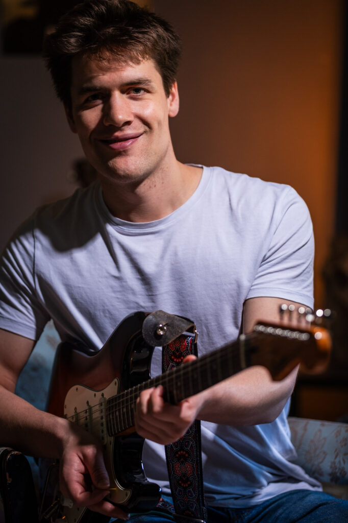 Hannes Waelkens-275 - LoRez Hannes Waelkens, gitarist, singer songwriter. Portret op locatie in een klassieke omgeving.