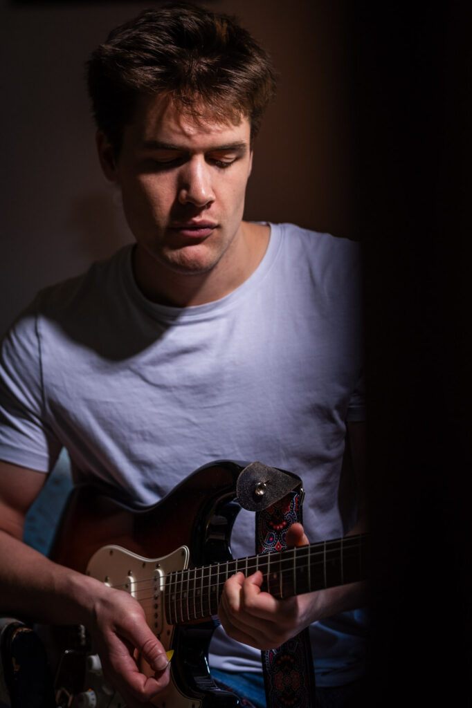 Hannes Waelkens-283 - LoRez Hannes Waelkens, gitarist, singer songwriter. Portret op locatie in een klassieke omgeving.