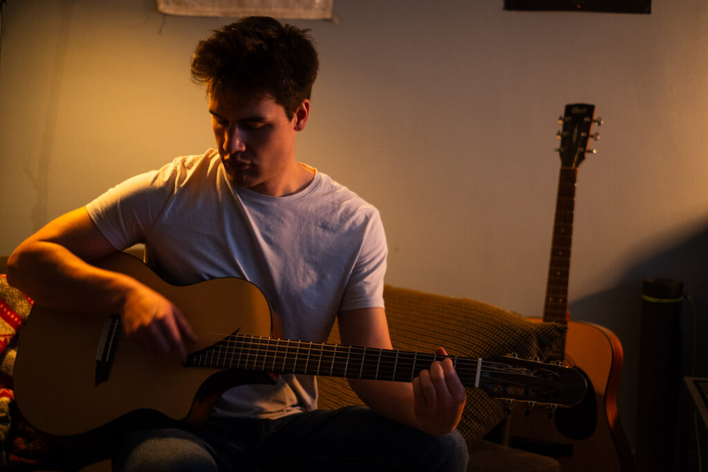 Hannes Waelkens-290 - LoRez Hannes Waelkens, gitarist, singer songwriter. Portret op locatie in een klassieke omgeving.