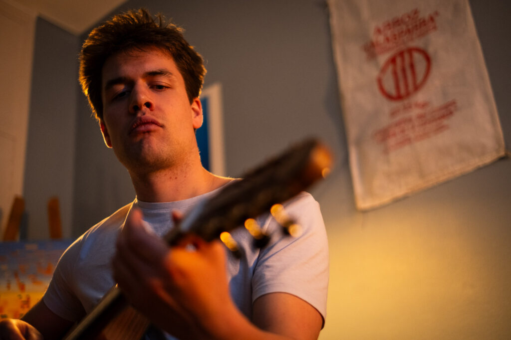 Hannes Waelkens-306 - LoRez Hannes Waelkens, gitarist, singer songwriter. Portret op locatie in een klassieke omgeving.