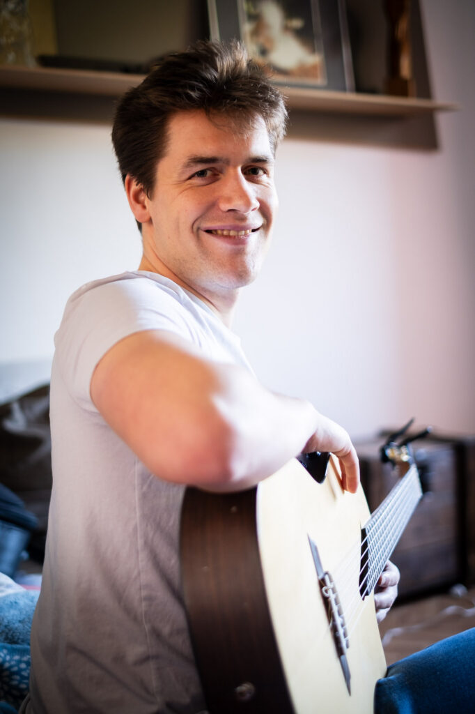 Hannes Waelkens-383 - LoRez Hannes Waelkens, gitarist, singer songwriter. Portret op locatie in een klassieke omgeving.
