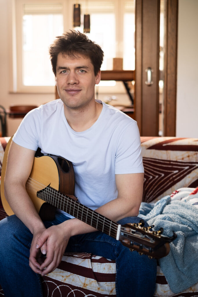 Hannes Waelkens-387 - LoRez Hannes Waelkens, gitarist, singer songwriter. Portret op locatie in een klassieke omgeving.