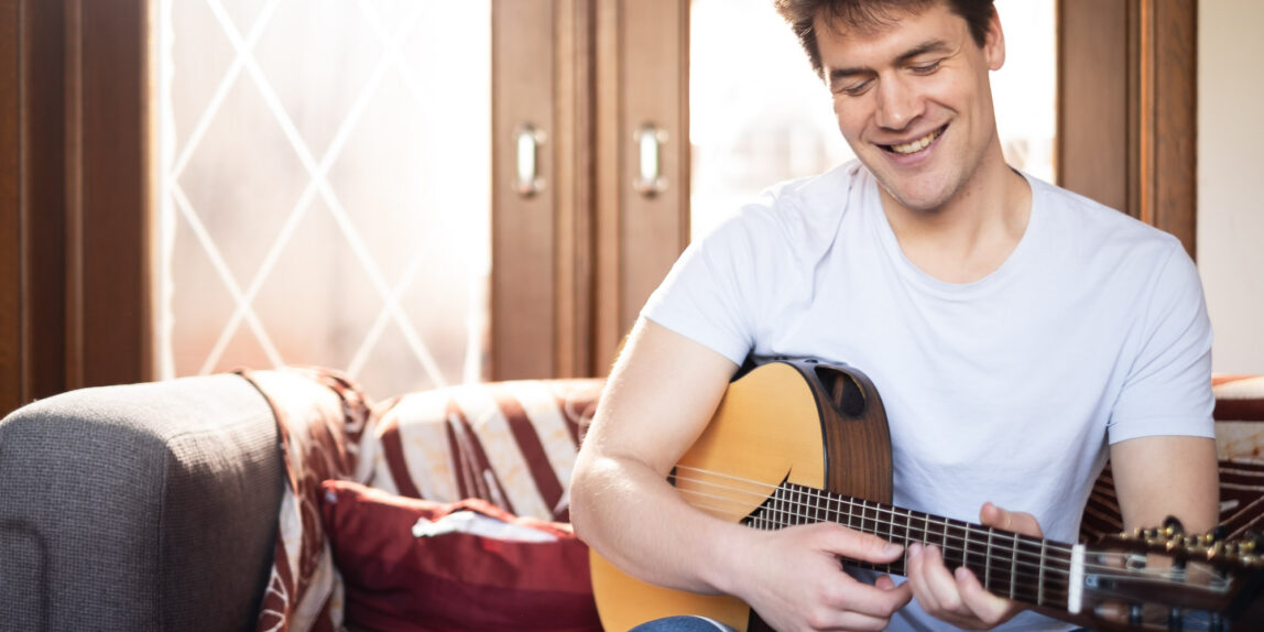 Hannes Waelkens, gitarist, singer songwriter. Portret op locatie in een klassieke omgeving.