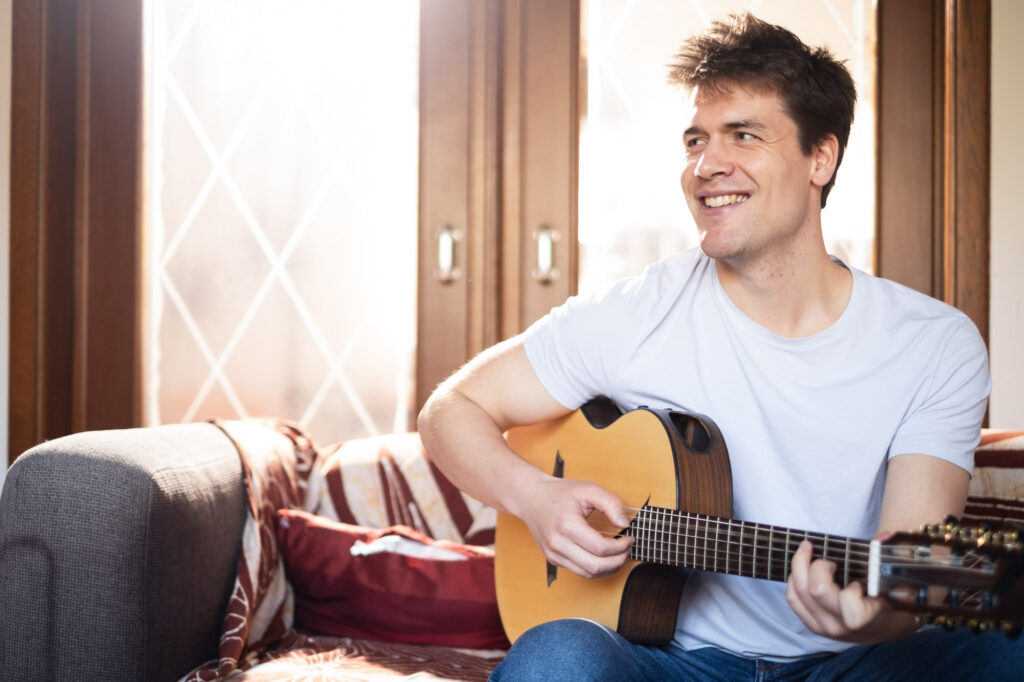 Hannes Waelkens-412 - LoRez Hannes Waelkens, gitarist, singer songwriter. Portret op locatie in een klassieke omgeving.